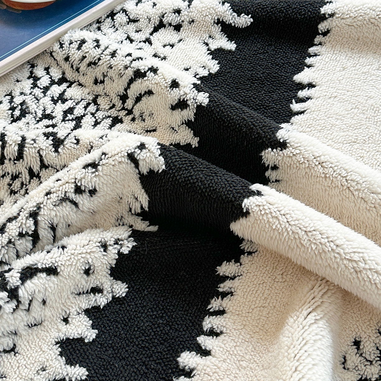 91家纺网 家纺一手货源 找家纺 肖恩毯业 2025新款黑白阳离子云锦绒复合多功能毛毯休闲盖毯绒毯毯子跨境专供 时光条