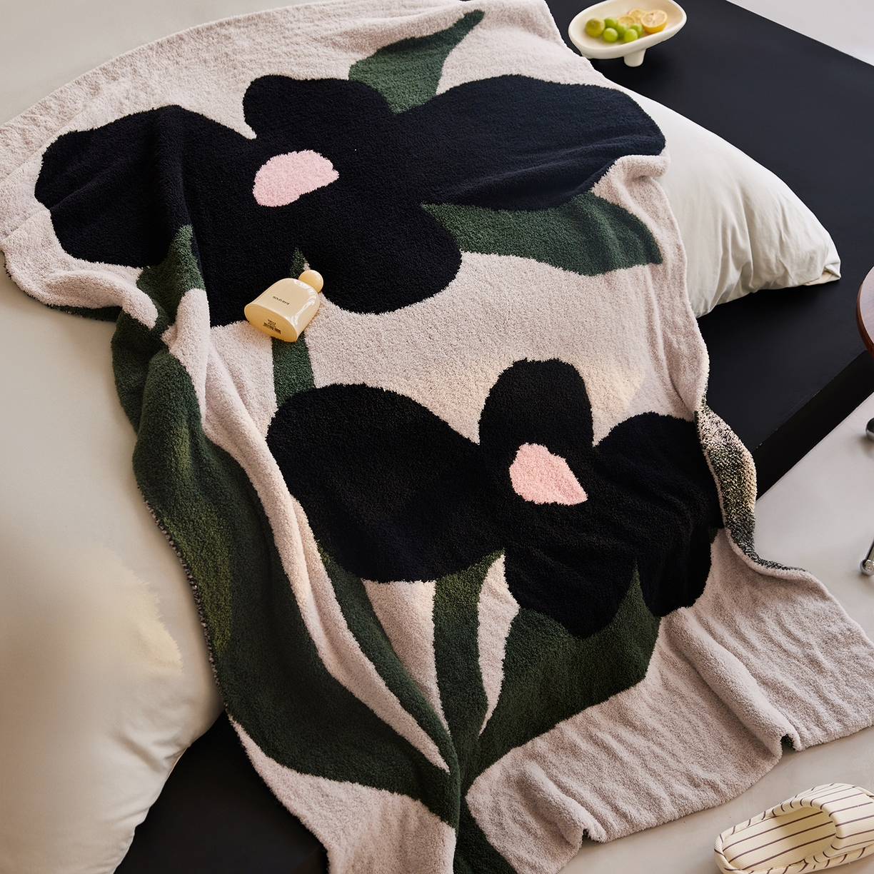 91家纺网 家纺一手货源 找家纺 安莱生活 2025新款设计师款半边绒多功能盖毯 一路生花-绿