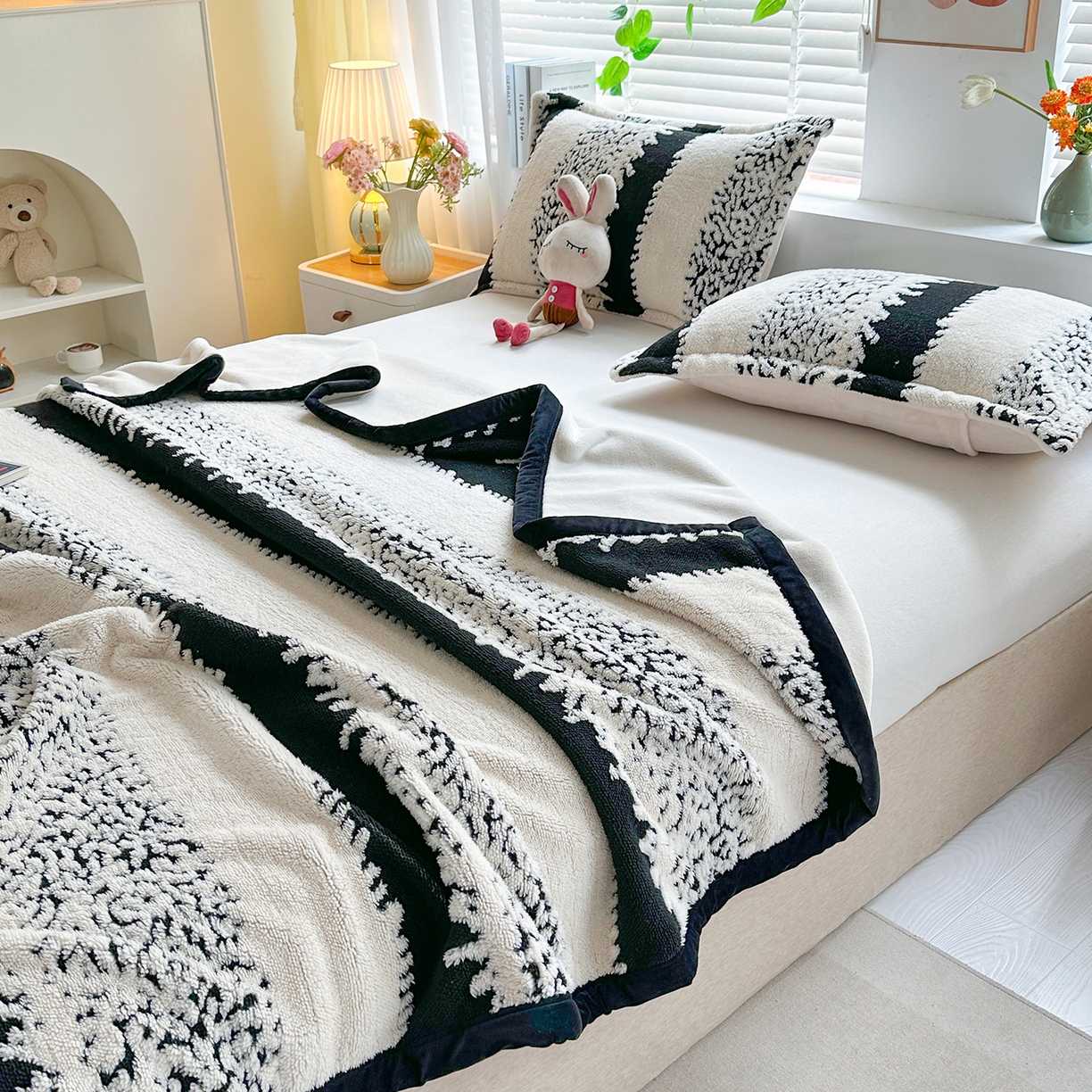 91家纺网 家纺一手货源 找家纺 肖恩毯业 2025新款黑白阳离子云锦绒复合多功能毛毯休闲盖毯绒毯毯子跨境专供 时光条