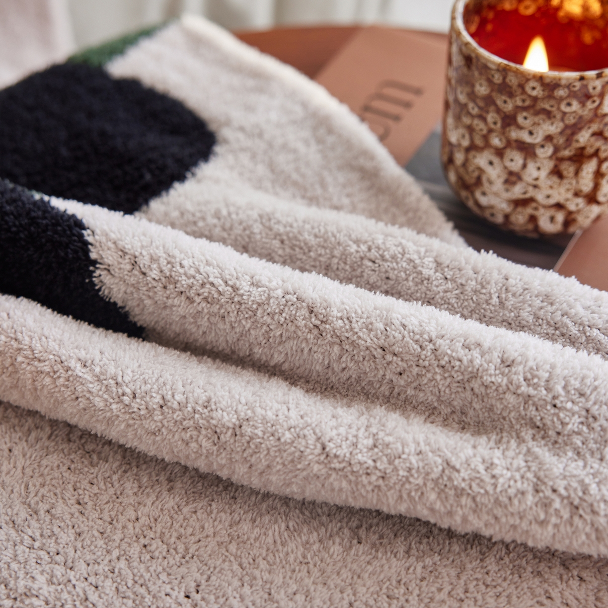 91家纺网 家纺一手货源 找家纺 安莱生活 2025新款设计师款半边绒多功能盖毯 一路生花-绿