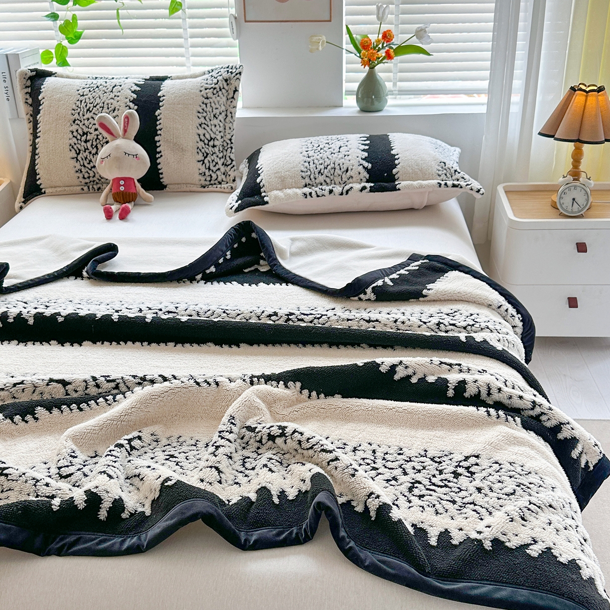 91家纺网 家纺一手货源 找家纺 肖恩毯业 2025新款黑白阳离子云锦绒复合多功能毛毯休闲盖毯绒毯毯子跨境专供 时光条