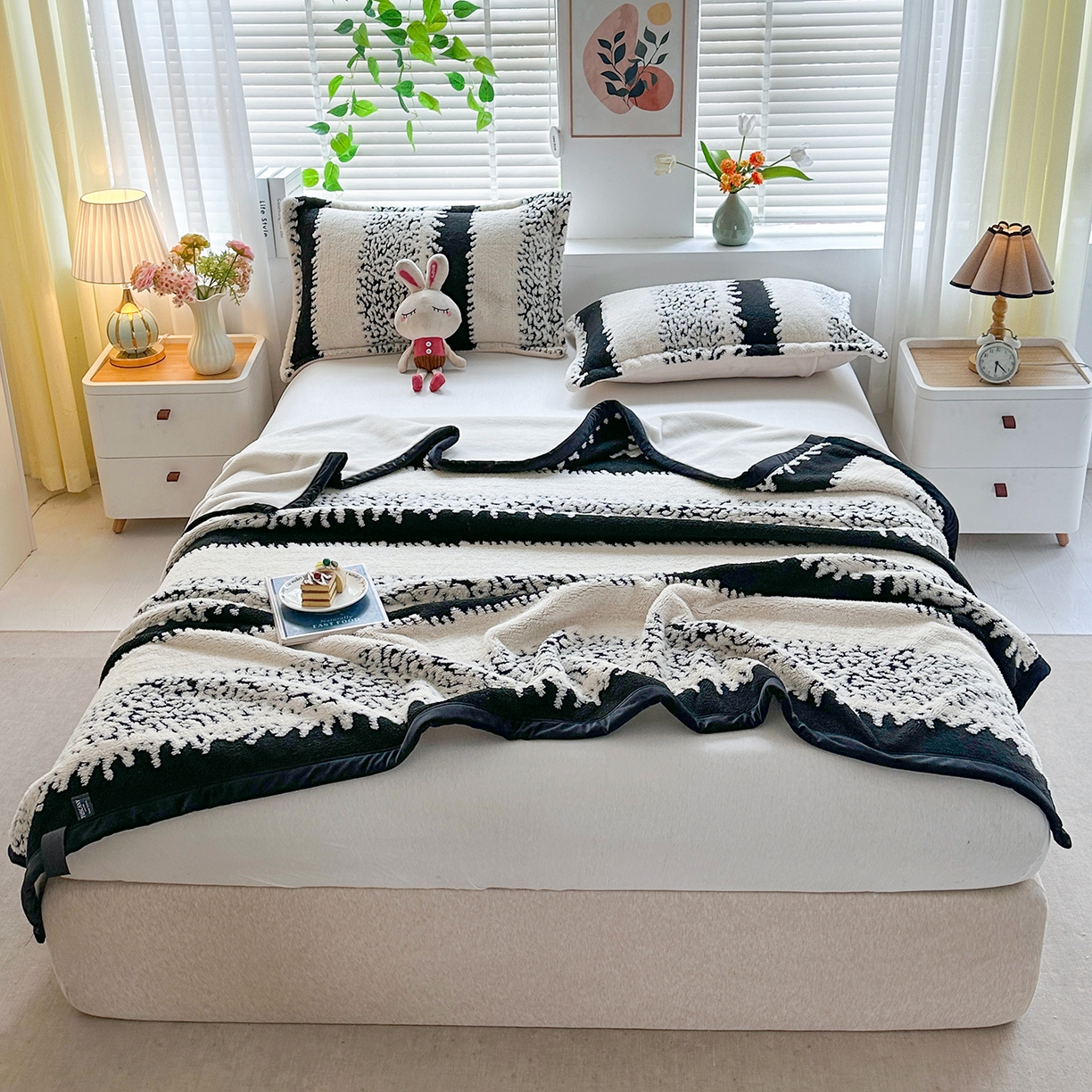 91家纺网 家纺一手货源 找家纺 肖恩毯业 2025新款黑白阳离子云锦绒复合多功能毛毯休闲盖毯绒毯毯子跨境专供 时光条