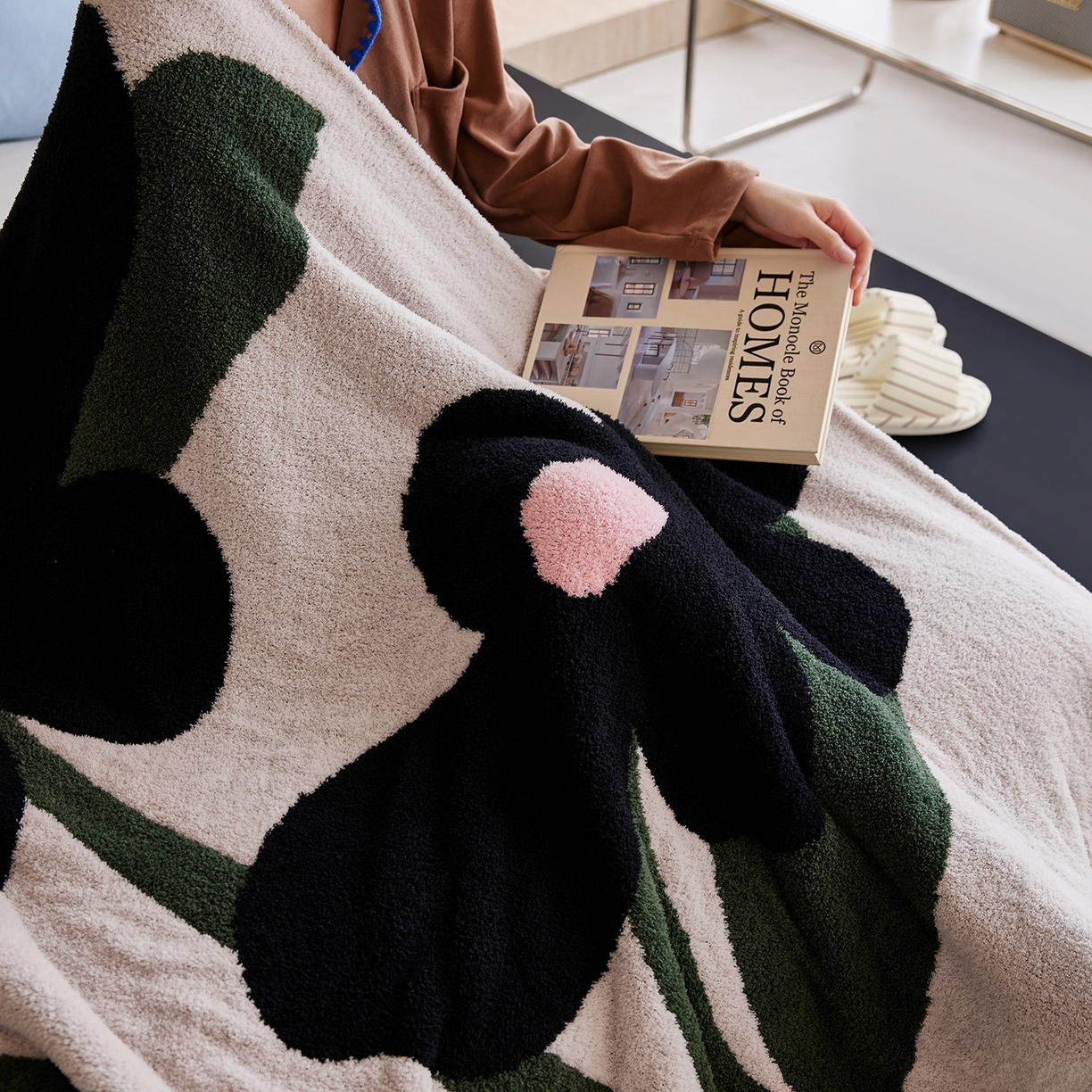 91家纺网 家纺一手货源 找家纺 安莱生活 2025新款设计师款半边绒多功能盖毯 一路生花-绿