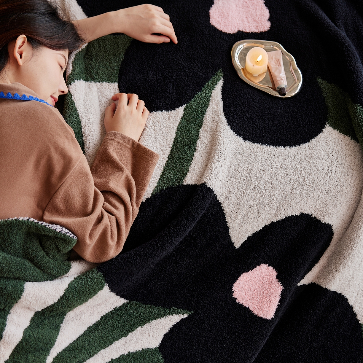 91家纺网 家纺一手货源 找家纺 安莱生活 2025新款设计师款半边绒多功能盖毯 一路生花-绿