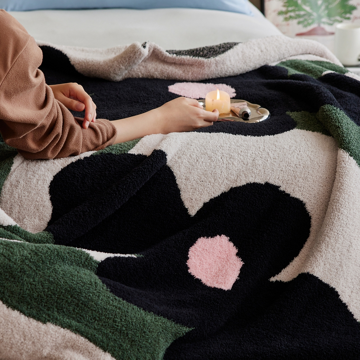 91家纺网 家纺一手货源 找家纺 安莱生活 2025新款设计师款半边绒多功能盖毯 一路生花-绿