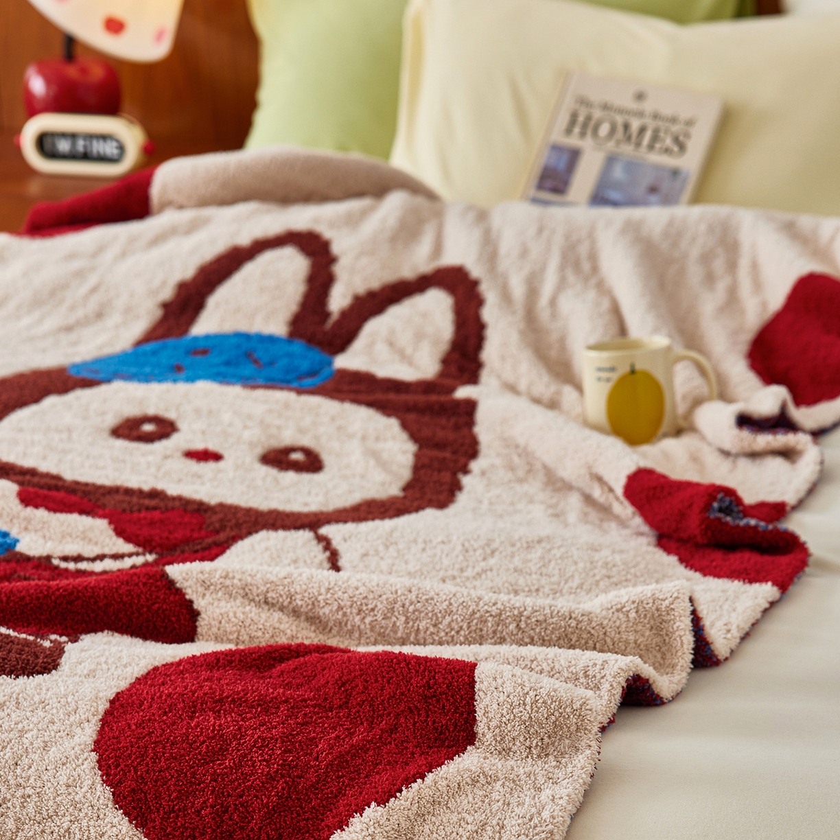 91家纺网 家纺一手货源 找家纺 安莱生活 2025新款设计师款半边绒多功能盖毯 kk兔