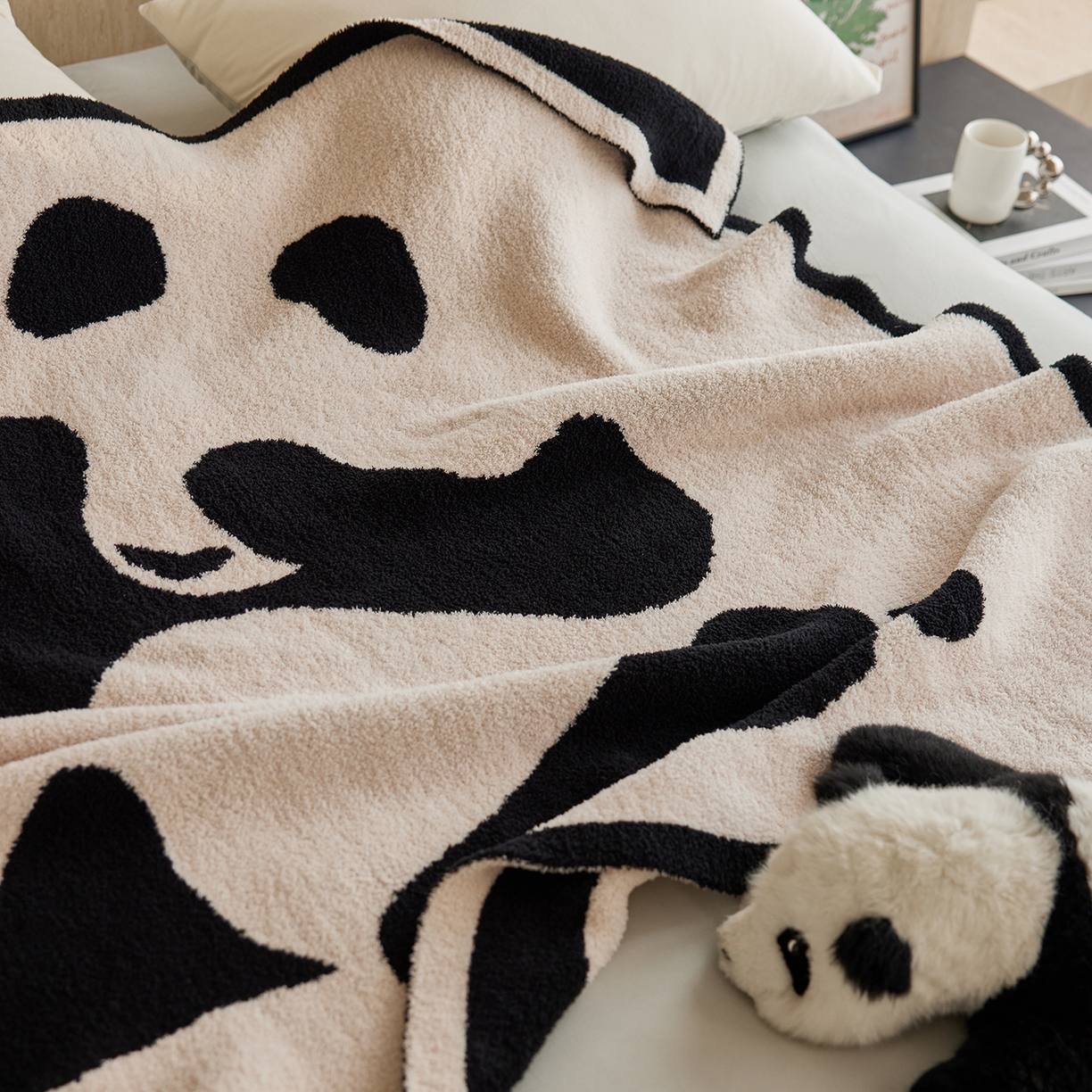 91家纺网 家纺一手货源 找家纺 安莱生活 2025新款设计师款半边绒多功能盖毯 panda