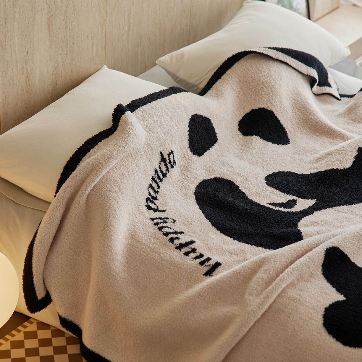 91家纺网 家纺一手货源 找家纺 安莱生活 2025新款设计师款半边绒多功能盖毯 panda