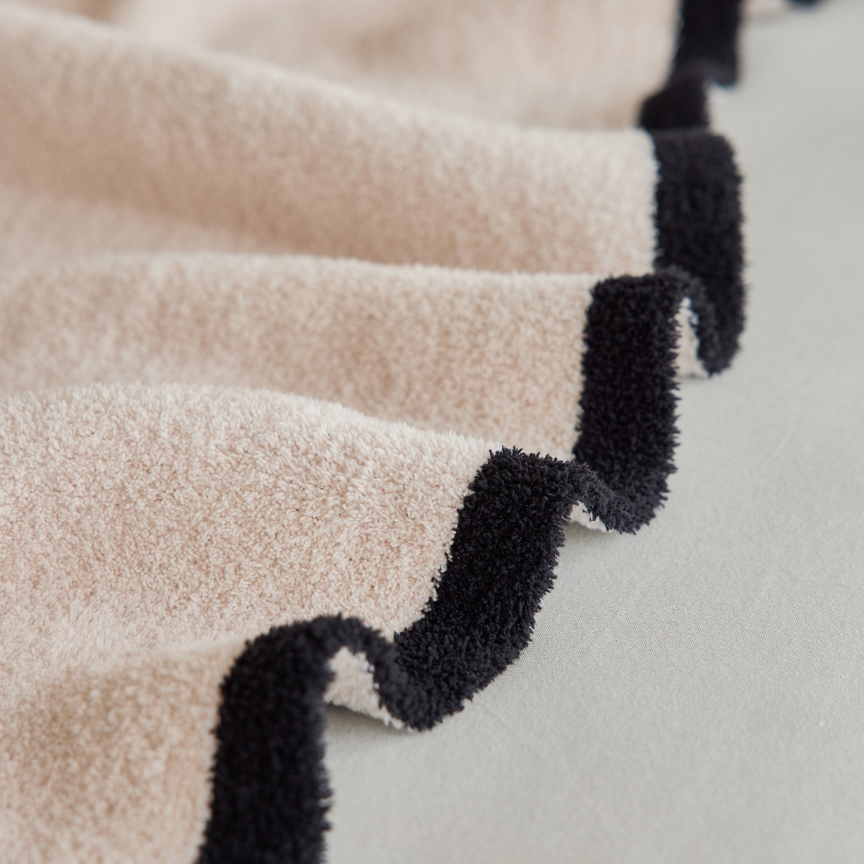 91家纺网 家纺一手货源 找家纺 安莱生活 2025新款设计师款半边绒多功能盖毯 panda