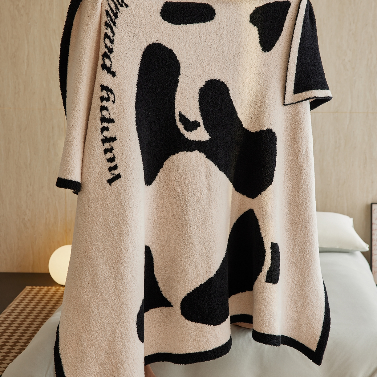 91家纺网 家纺一手货源 找家纺 安莱生活 2025新款设计师款半边绒多功能盖毯 panda