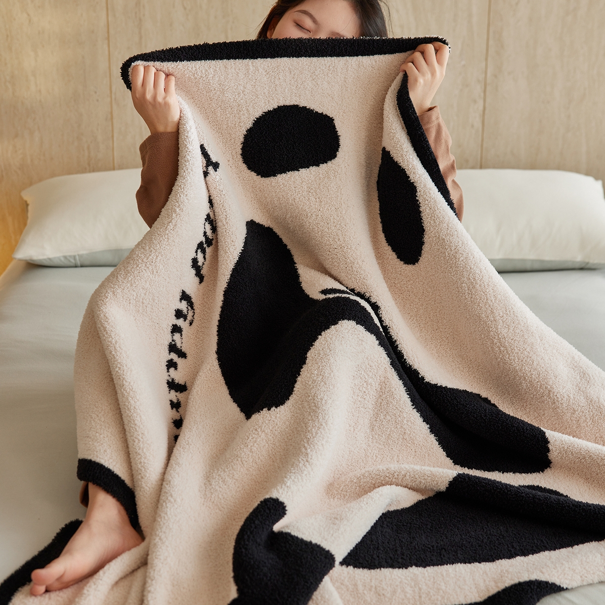 91家纺网 家纺一手货源 找家纺 安莱生活 2025新款设计师款半边绒多功能盖毯 panda