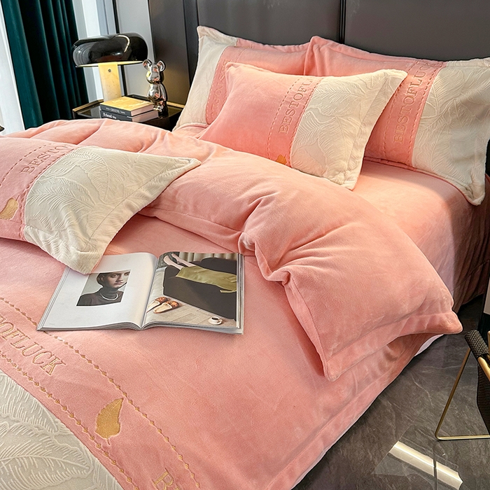 91家纺网 家纺一手货源 找家纺 莱凯家纺 2025新款牛奶绒雕花刺绣四件套-叶屿 叶屿-粉