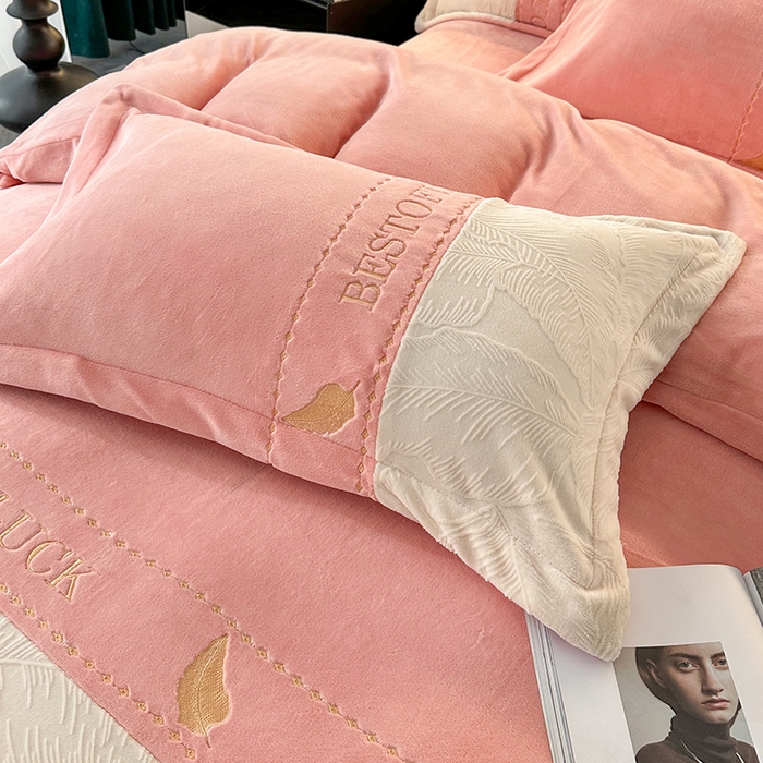 91家纺网 家纺一手货源 找家纺 莱凯家纺 2025新款牛奶绒雕花刺绣四件套-叶屿 叶屿-粉