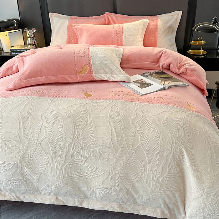 91家纺网 家纺一手货源 找家纺 莱凯家纺 2025新款牛奶绒雕花刺绣四件套-叶屿 叶屿-粉