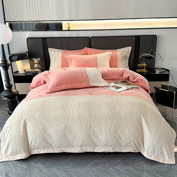 91家纺网 家纺一手货源 找家纺 莱凯家纺 2025新款牛奶绒雕花刺绣四件套-叶屿 叶屿-粉