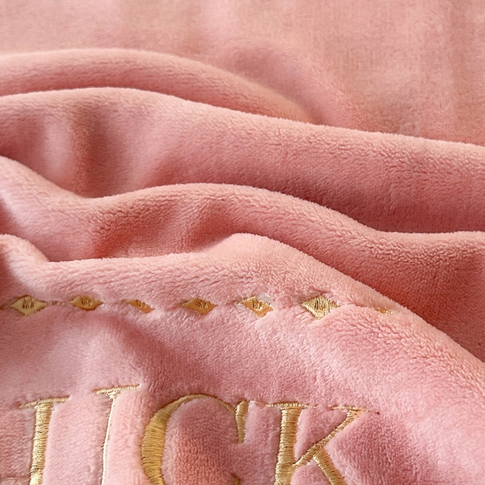 91家纺网 家纺一手货源 找家纺 莱凯家纺 2025新款牛奶绒雕花刺绣四件套-叶屿 叶屿-粉