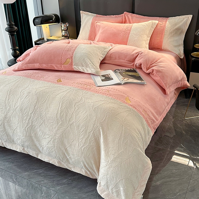 91家纺网 家纺一手货源 找家纺 莱凯家纺 2025新款牛奶绒雕花刺绣四件套-叶屿 叶屿-粉