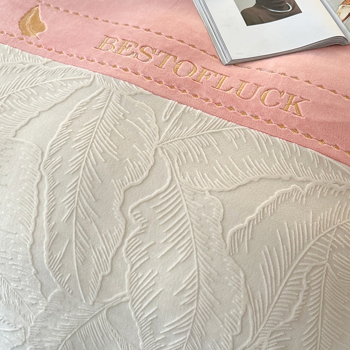 91家纺网 家纺一手货源 找家纺 莱凯家纺 2025新款牛奶绒雕花刺绣四件套-叶屿 叶屿-粉