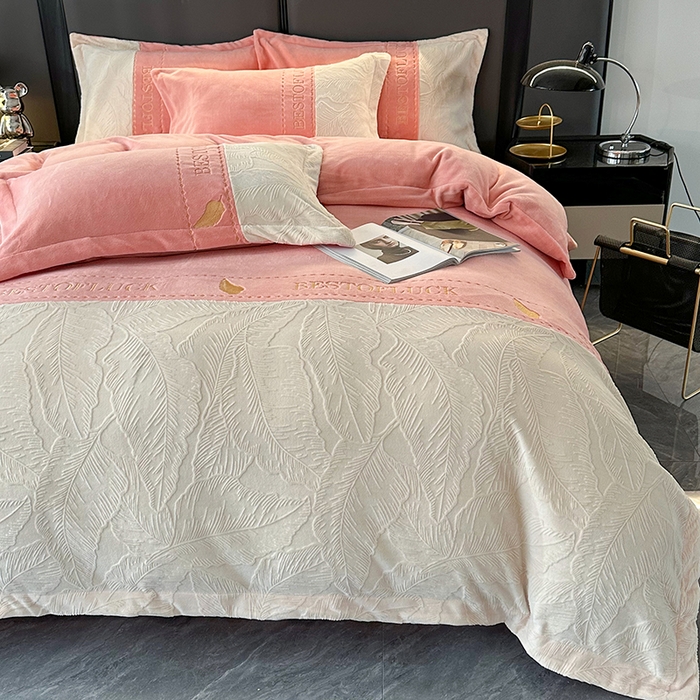 91家纺网 家纺一手货源 找家纺 莱凯家纺 2025新款牛奶绒雕花刺绣四件套-叶屿 叶屿-粉