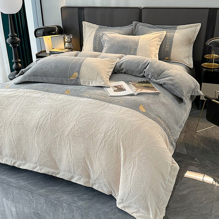 91家纺网 家纺一手货源 找家纺 莱凯家纺 2025新款牛奶绒雕花刺绣四件套-叶屿 叶屿-灰