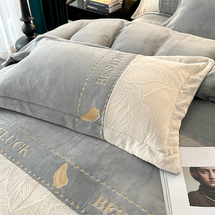 91家纺网 家纺一手货源 找家纺 莱凯家纺 2025新款牛奶绒雕花刺绣四件套-叶屿 叶屿-灰