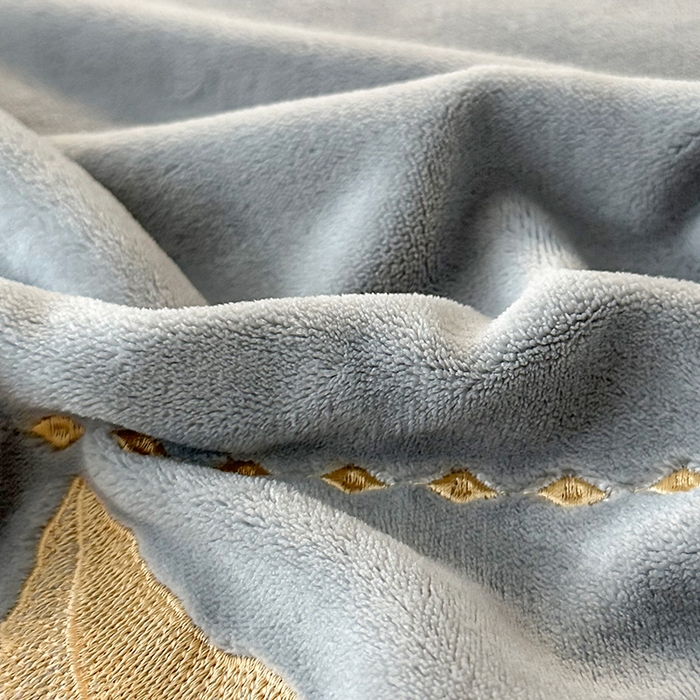 91家纺网 家纺一手货源 找家纺 莱凯家纺 2025新款牛奶绒雕花刺绣四件套-叶屿 叶屿-灰