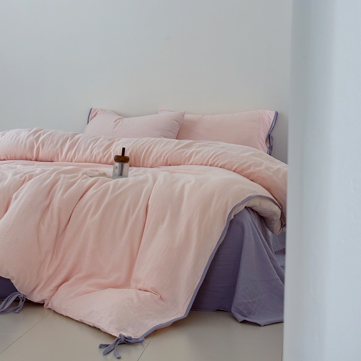 91家纺网 家纺一手货源 找家纺 FORTWO家纺原创设计（FOR TWO家纺） 2025新款40支双层纱撞色包边蝴蝶结款单被套-海盐 海盐-竹桃粉
