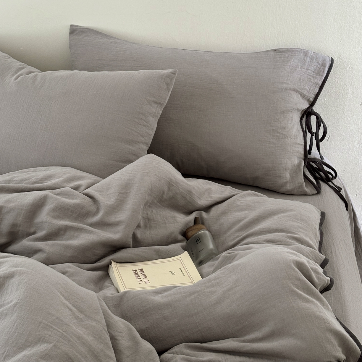 91家纺网 家纺一手货源 找家纺 FORTWO家纺原创设计（FOR TWO家纺） 2025新款40支双层纱撞色包边蝴蝶结款单被套-海盐 海盐-冰川灰