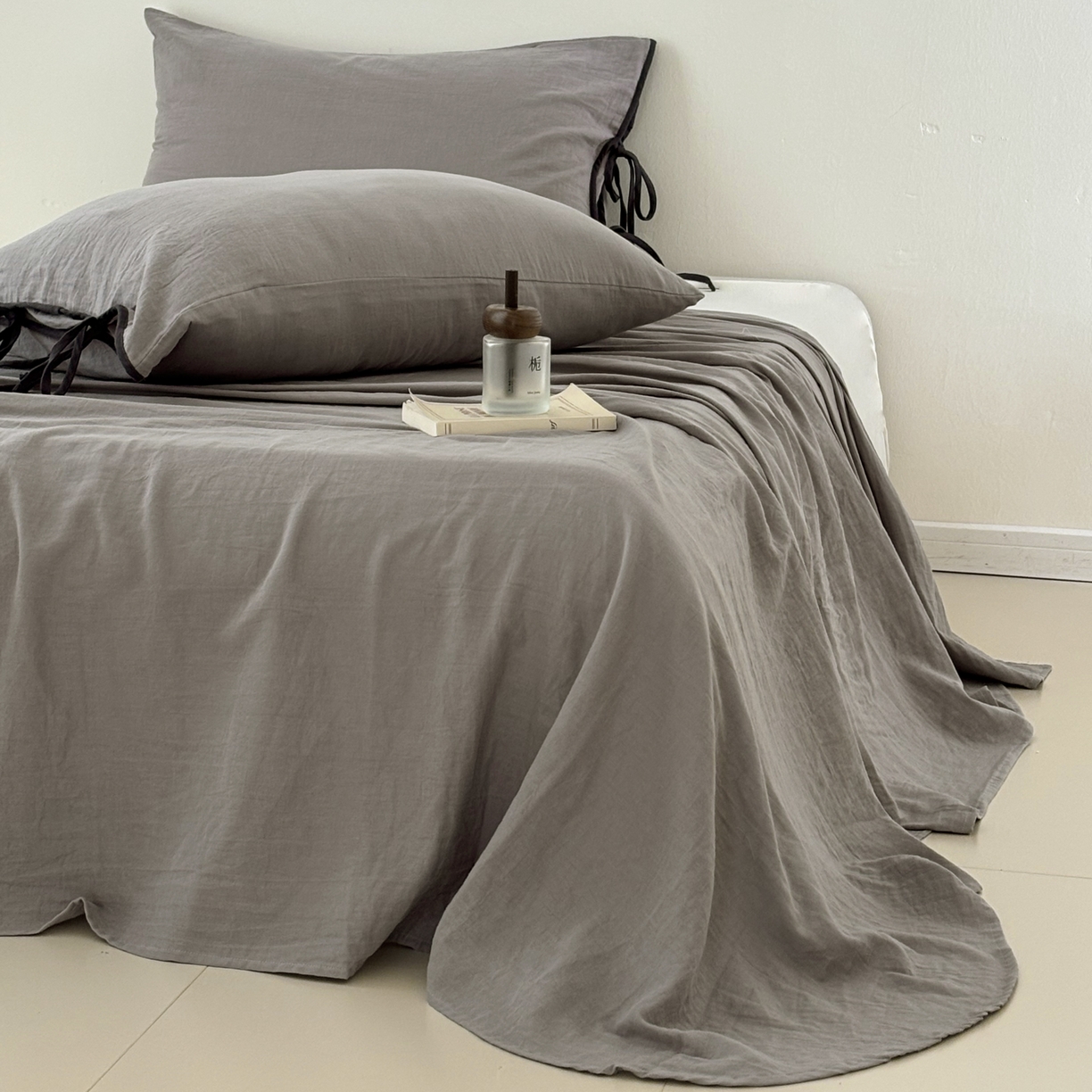 91家纺网 家纺一手货源 找家纺 FORTWO家纺原创设计（FOR TWO家纺） 2025新款40支双层纱撞色包边蝴蝶结款单被套-海盐 海盐-冰川灰