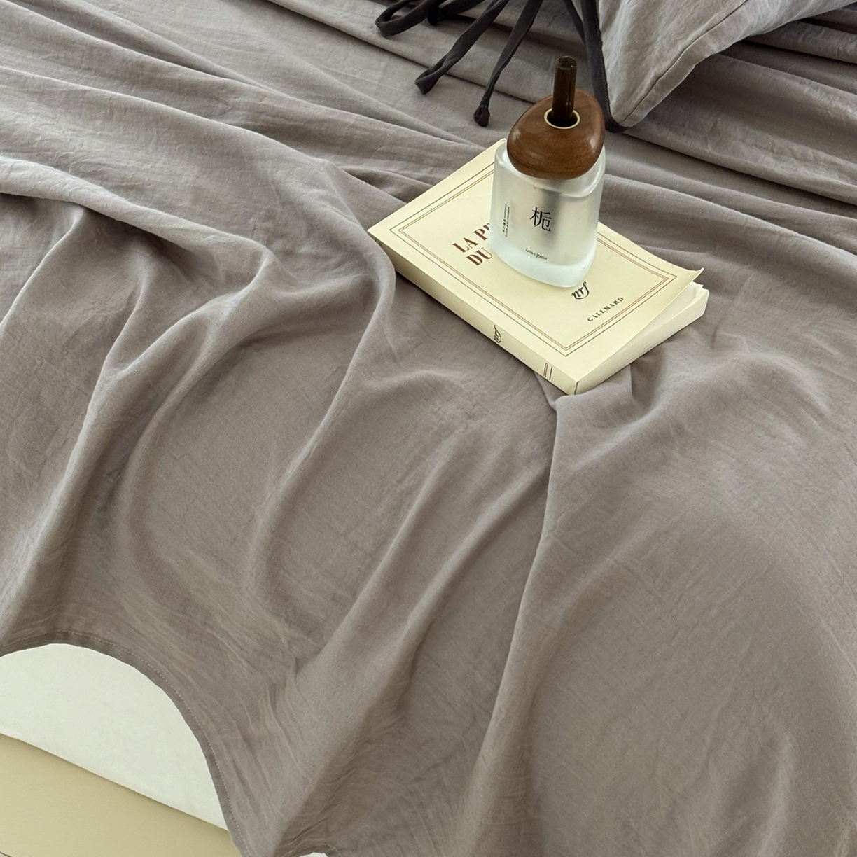 91家纺网 家纺一手货源 找家纺 FORTWO家纺原创设计（FOR TWO家纺） 2025新款40支双层纱撞色包边蝴蝶结款单被套-海盐 海盐-冰川灰