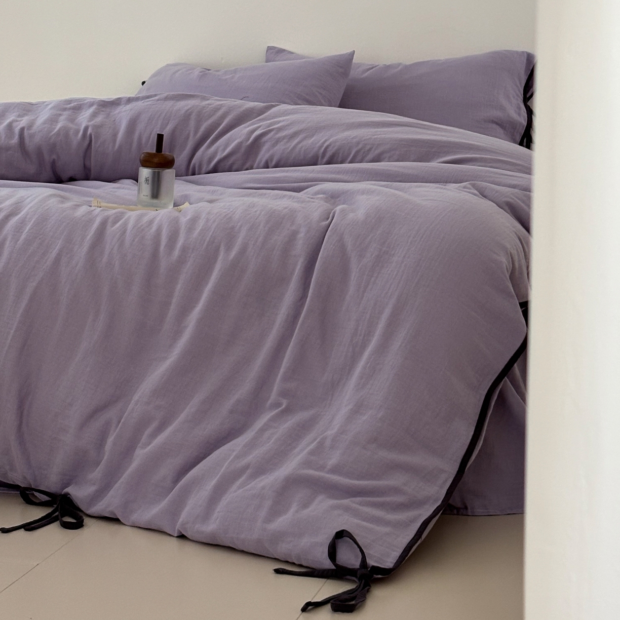 91家纺网 家纺一手货源 找家纺 FORTWO家纺原创设计（FOR TWO家纺） 2025新款40支双层纱撞色包边蝴蝶结款单被套-海盐 海盐-木槿紫