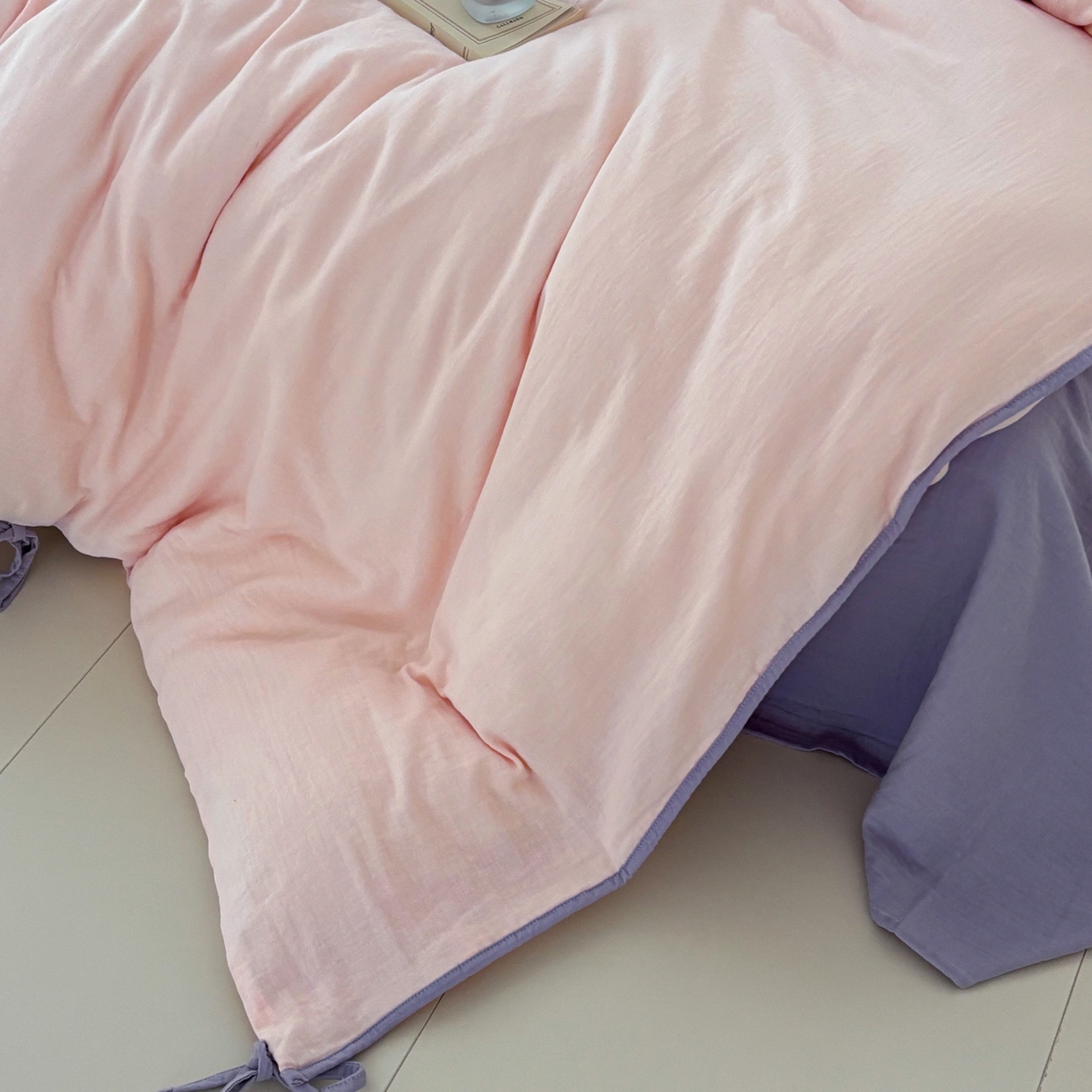 91家纺网 家纺一手货源 找家纺 FORTWO家纺原创设计（FOR TWO家纺） 2025新款40支双层纱撞色包边蝴蝶结款单被套-海盐 海盐-竹桃粉