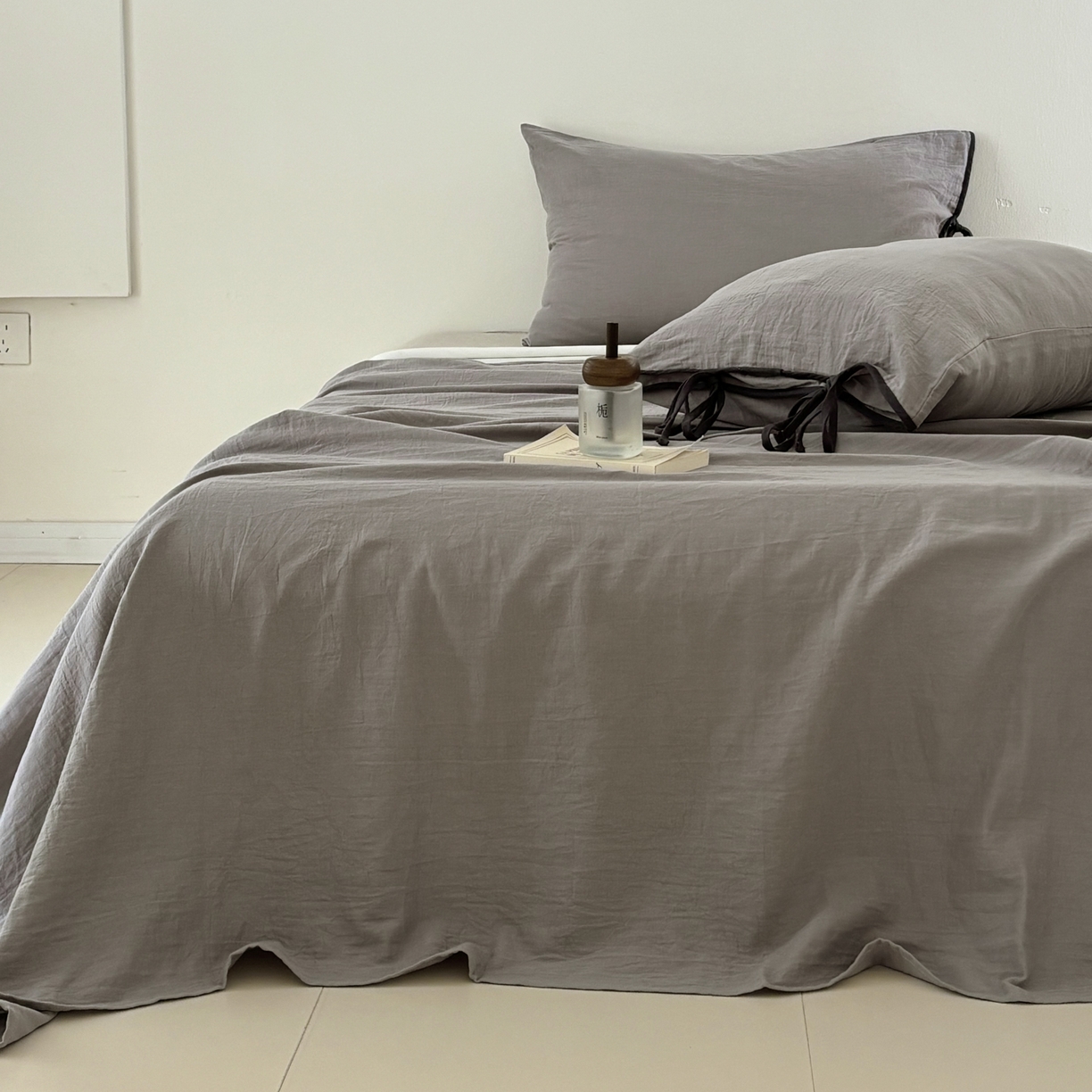 91家纺网 家纺一手货源 找家纺 FORTWO家纺原创设计（FOR TWO家纺） 2025新款40支双层纱撞色包边蝴蝶结款单被套-海盐 海盐-冰川灰