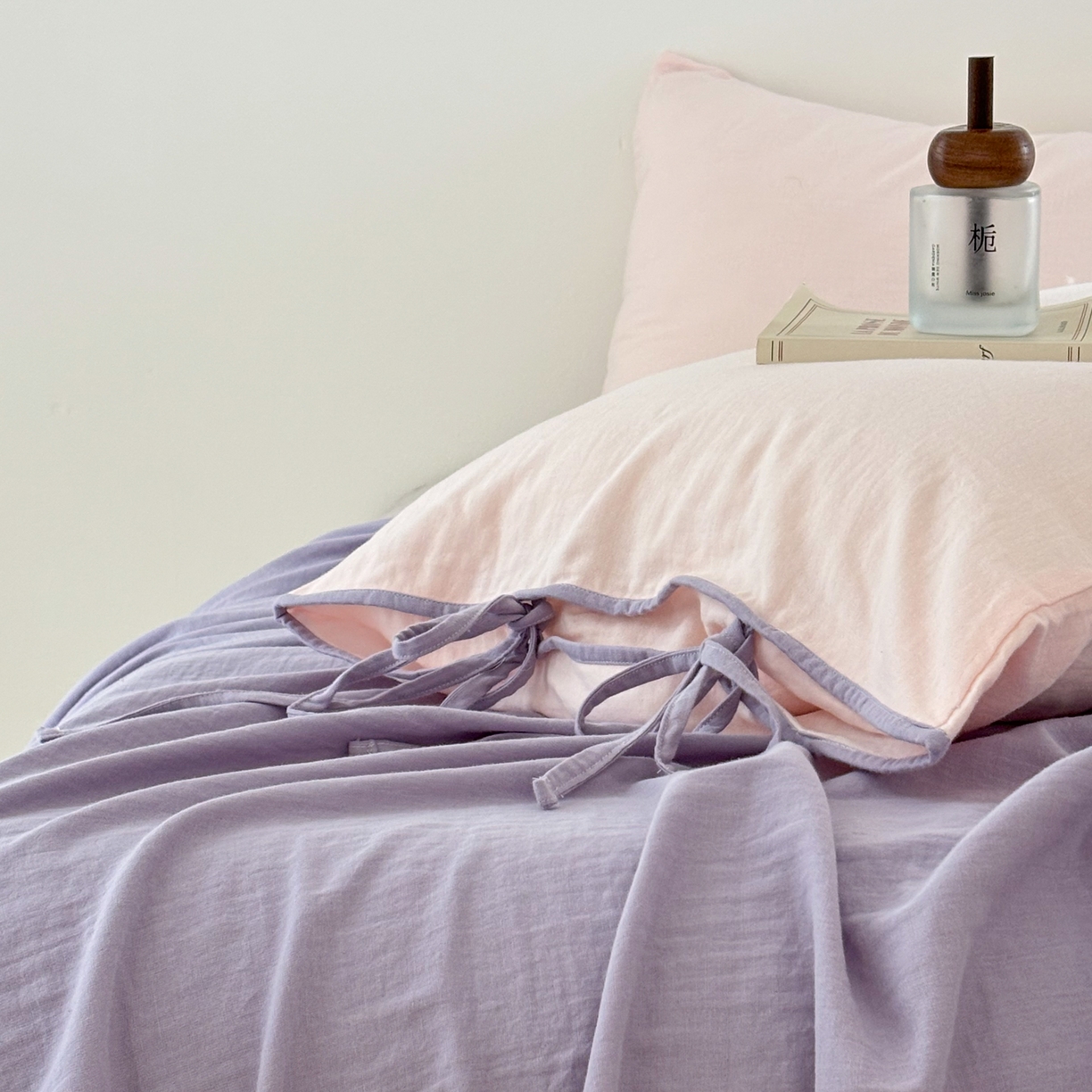 91家纺网 家纺一手货源 找家纺 FORTWO家纺原创设计（FOR TWO家纺） 2025新款40支双层纱撞色包边蝴蝶结款单被套-海盐 海盐-竹桃粉