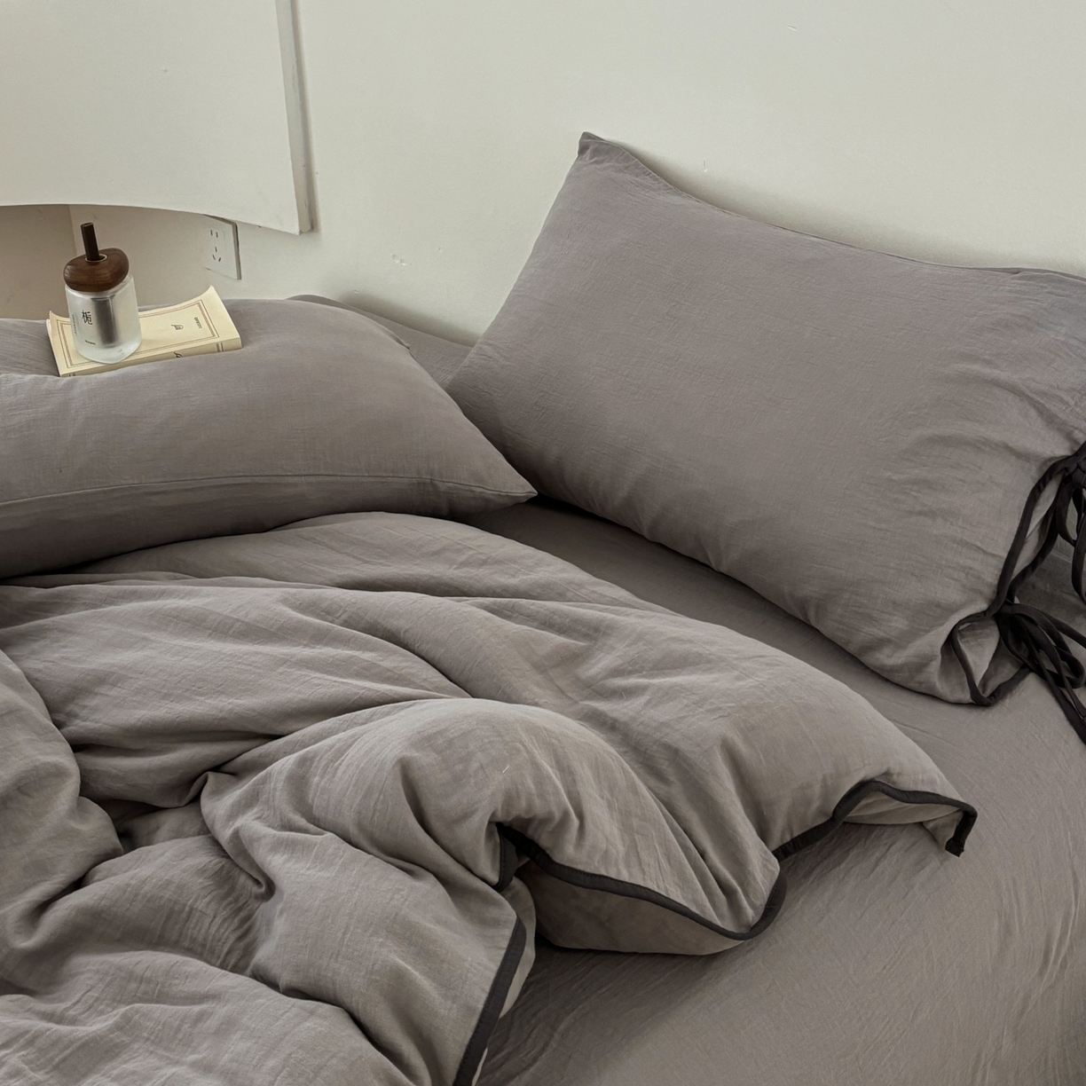 91家纺网 家纺一手货源 找家纺 FORTWO家纺原创设计（FOR TWO家纺） 2025新款40支双层纱撞色包边蝴蝶结款单被套-海盐 海盐-冰川灰