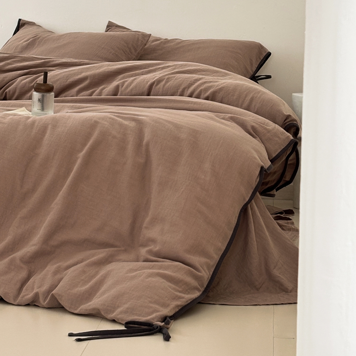 91家纺网 家纺一手货源 找家纺 FORTWO家纺原创设计（FOR TWO家纺） 2025新款40支双层纱撞色包边蝴蝶结款单被套-海盐 海盐-黑巧