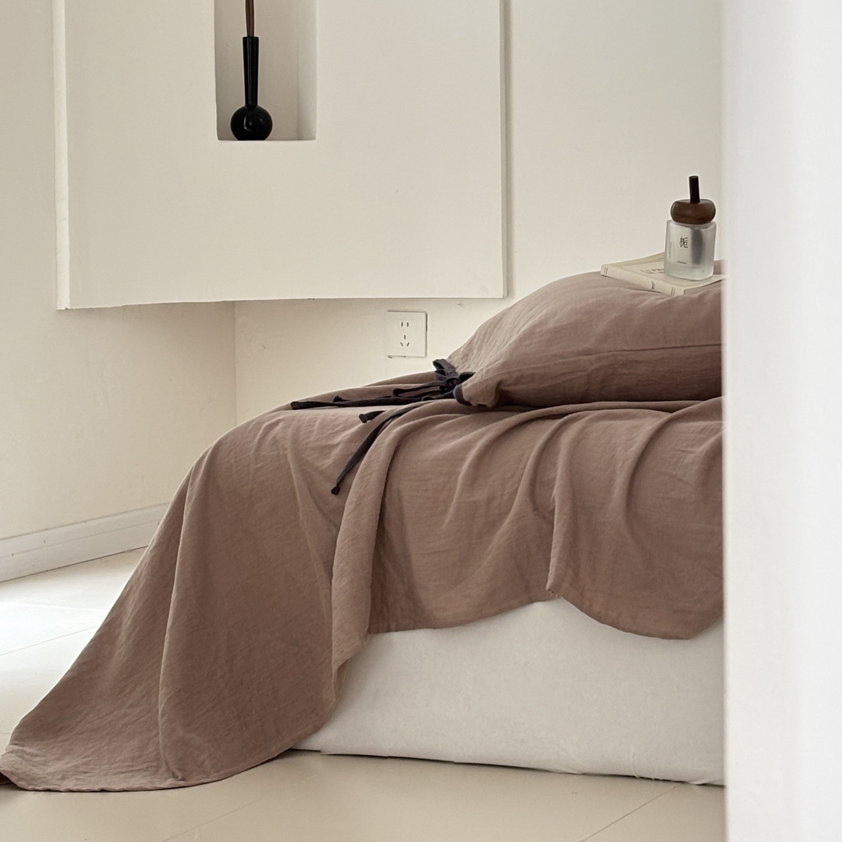 91家纺网 家纺一手货源 找家纺 FORTWO家纺原创设计（FOR TWO家纺） 2025新款40支双层纱撞色包边蝴蝶结款单被套-海盐 海盐-黑巧