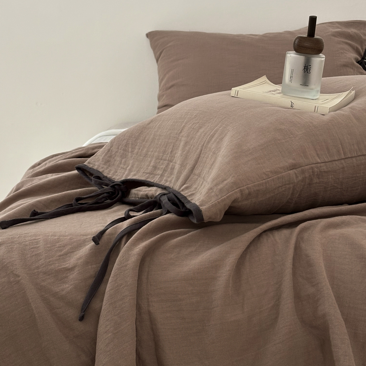 91家纺网 家纺一手货源 找家纺 FORTWO家纺原创设计（FOR TWO家纺） 2025新款40支双层纱撞色包边蝴蝶结款单被套-海盐 海盐-黑巧
