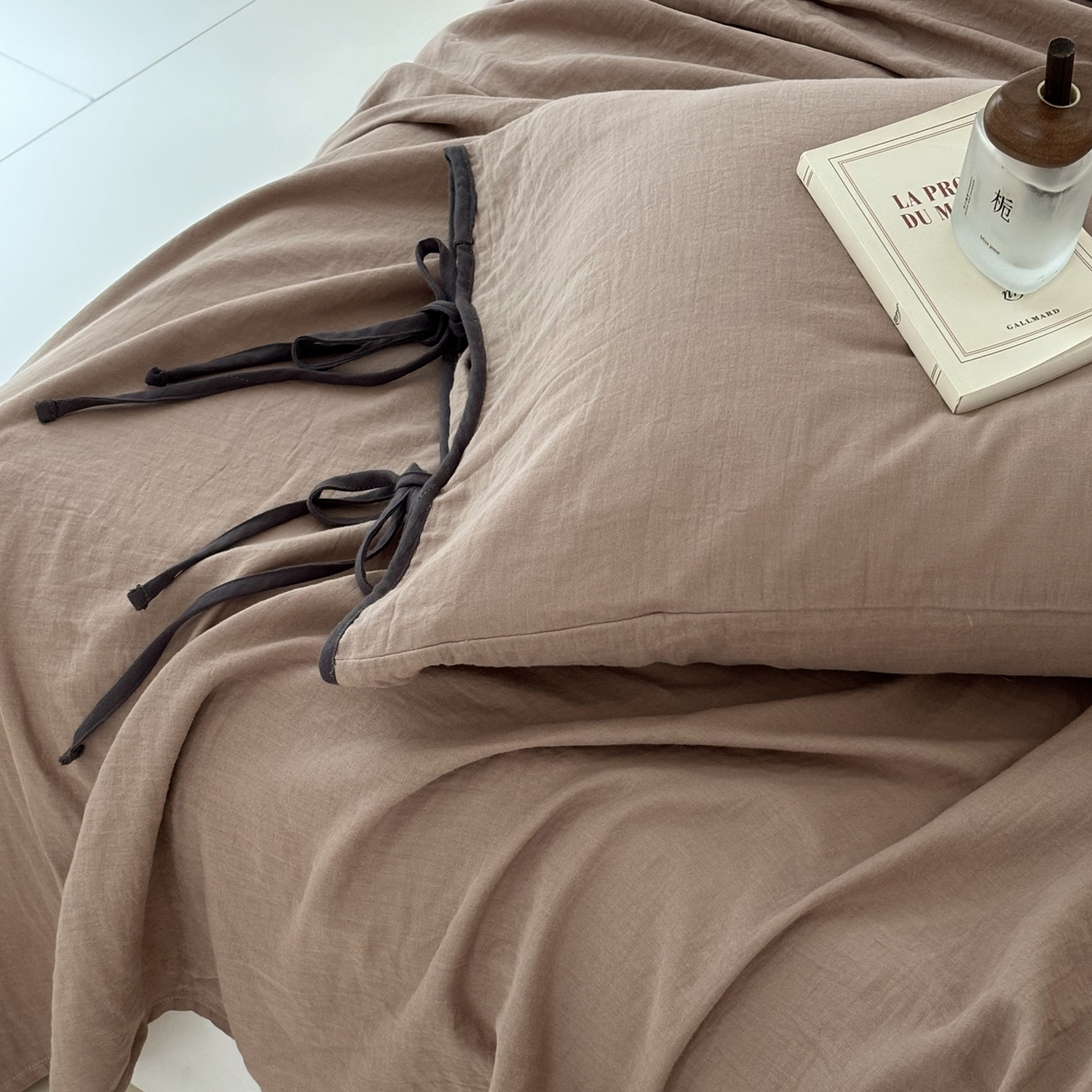 91家纺网 家纺一手货源 找家纺 FORTWO家纺原创设计（FOR TWO家纺） 2025新款40支双层纱撞色包边蝴蝶结款单被套-海盐 海盐-黑巧