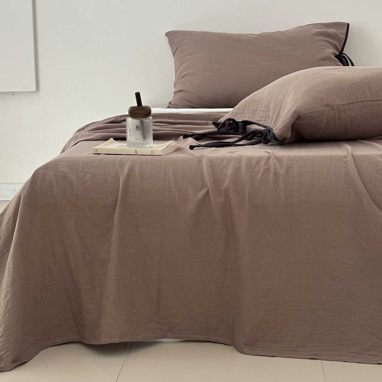 91家纺网 家纺一手货源 找家纺 FORTWO家纺原创设计（FOR TWO家纺） 2025新款40支双层纱撞色包边蝴蝶结款单被套-海盐 海盐-黑巧