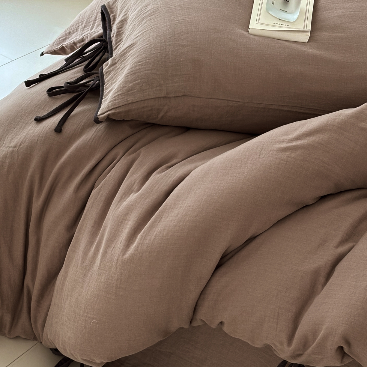 91家纺网 家纺一手货源 找家纺 FORTWO家纺原创设计（FOR TWO家纺） 2025新款40支双层纱撞色包边蝴蝶结款单被套-海盐 海盐-黑巧