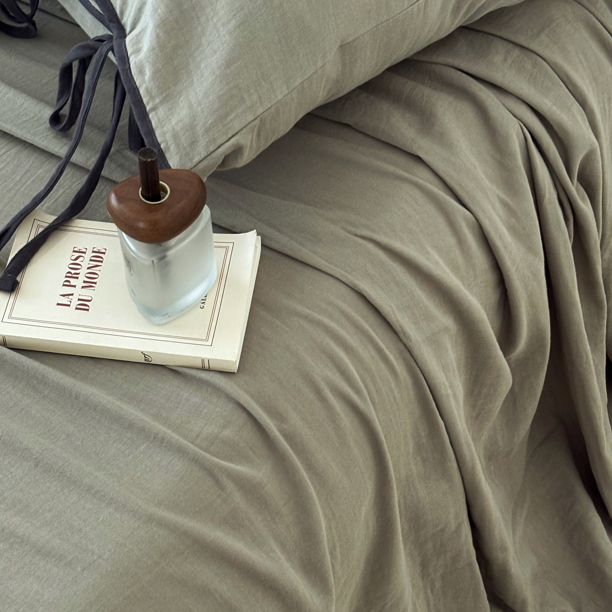 91家纺网 家纺一手货源 找家纺 FORTWO家纺原创设计（FOR TWO家纺） 2025新款40支双层纱撞色包边蝴蝶结款单被套-海盐 海盐-青石绿