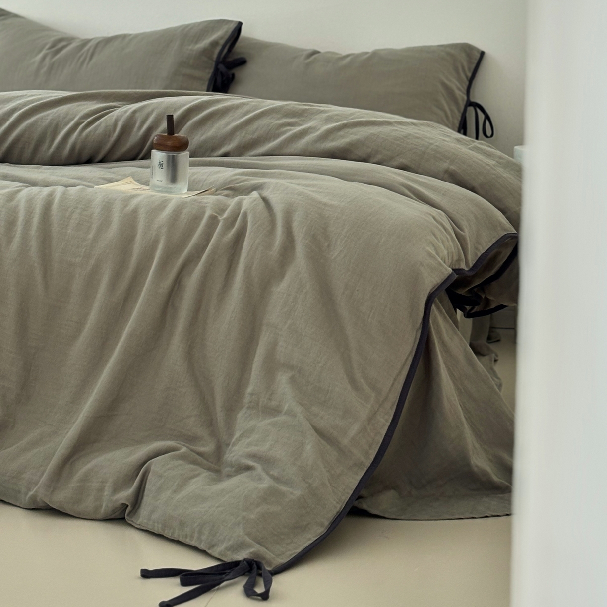 91家纺网 家纺一手货源 找家纺 FORTWO家纺原创设计（FOR TWO家纺） 2025新款40支双层纱撞色包边蝴蝶结款单被套-海盐 海盐-青石绿