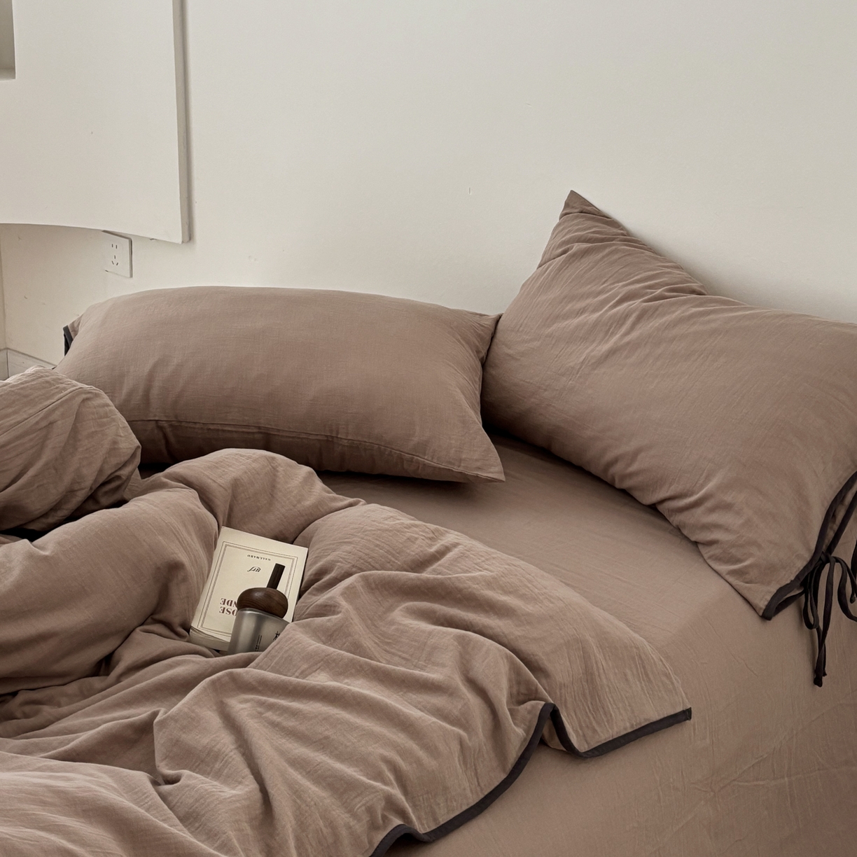 91家纺网 家纺一手货源 找家纺 FORTWO家纺原创设计（FOR TWO家纺） 2025新款40支双层纱撞色包边蝴蝶结款单床笠-海盐 海盐-黑巧