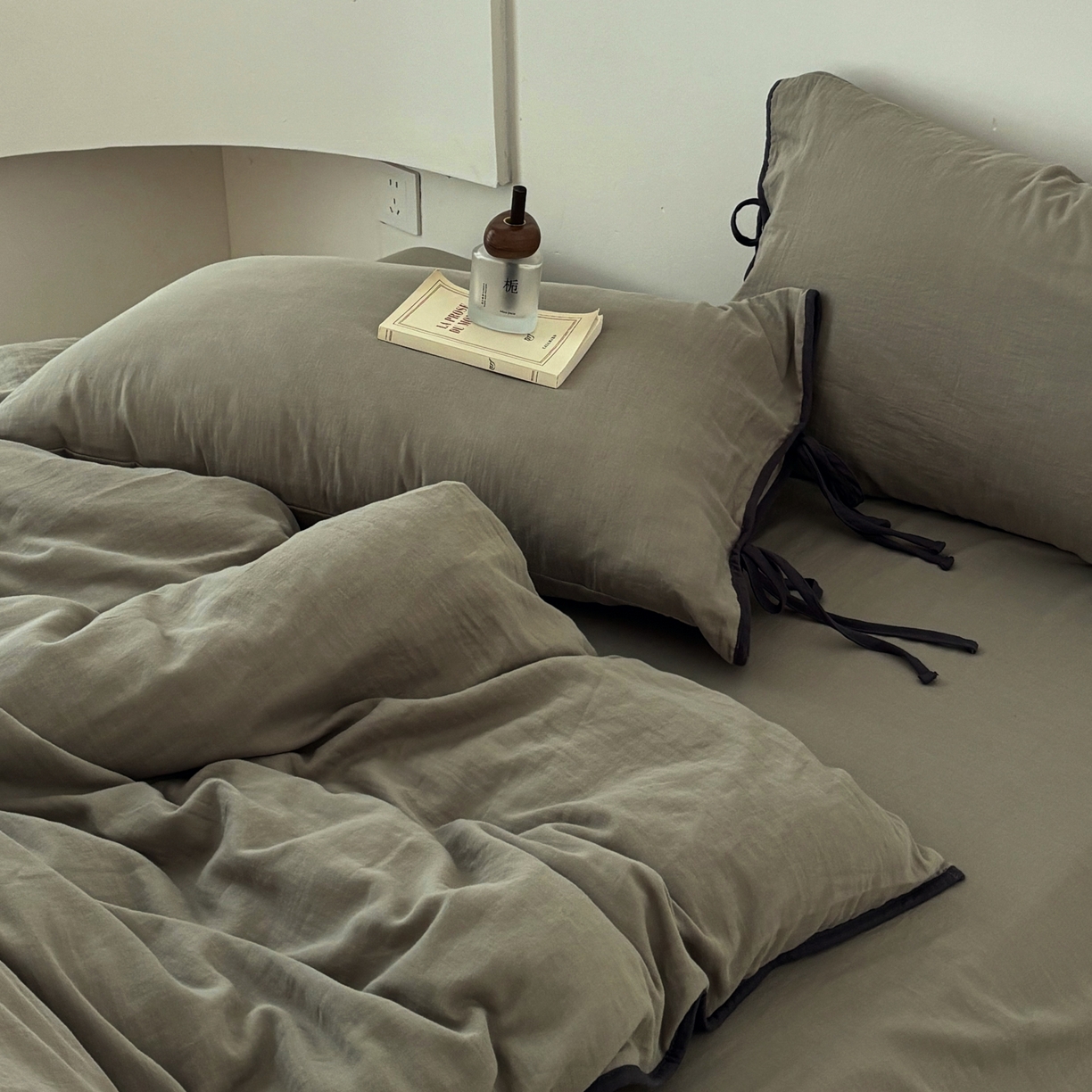 91家纺网 家纺一手货源 找家纺 FORTWO家纺原创设计（FOR TWO家纺） 2025新款40支双层纱撞色包边蝴蝶结款单床笠-海盐 海盐-青石绿