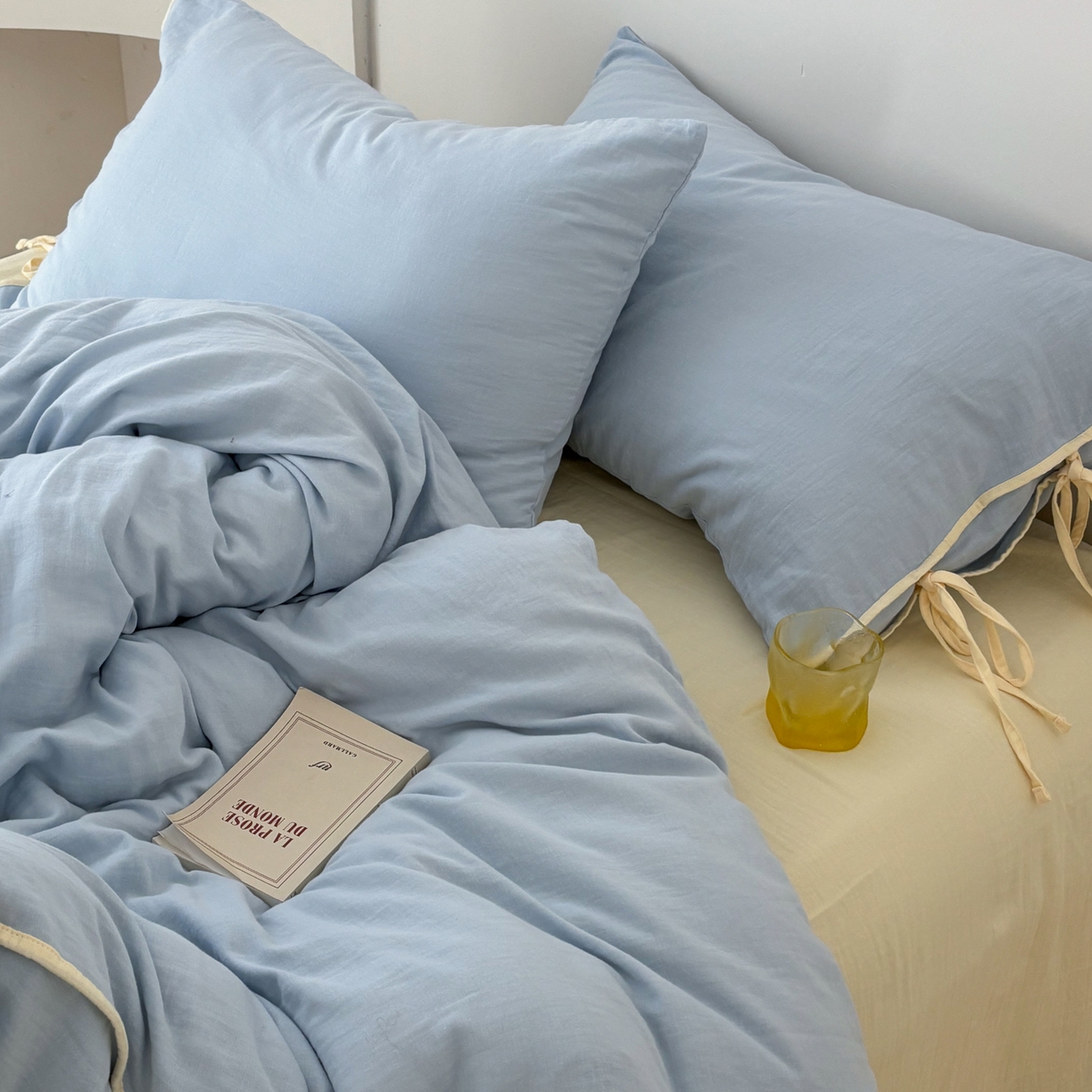 91家纺网 家纺一手货源 找家纺 FORTWO家纺原创设计（FOR TWO家纺） 2025新款40支双层纱撞色包边蝴蝶结款单床笠-海盐 海盐-水蓝黄