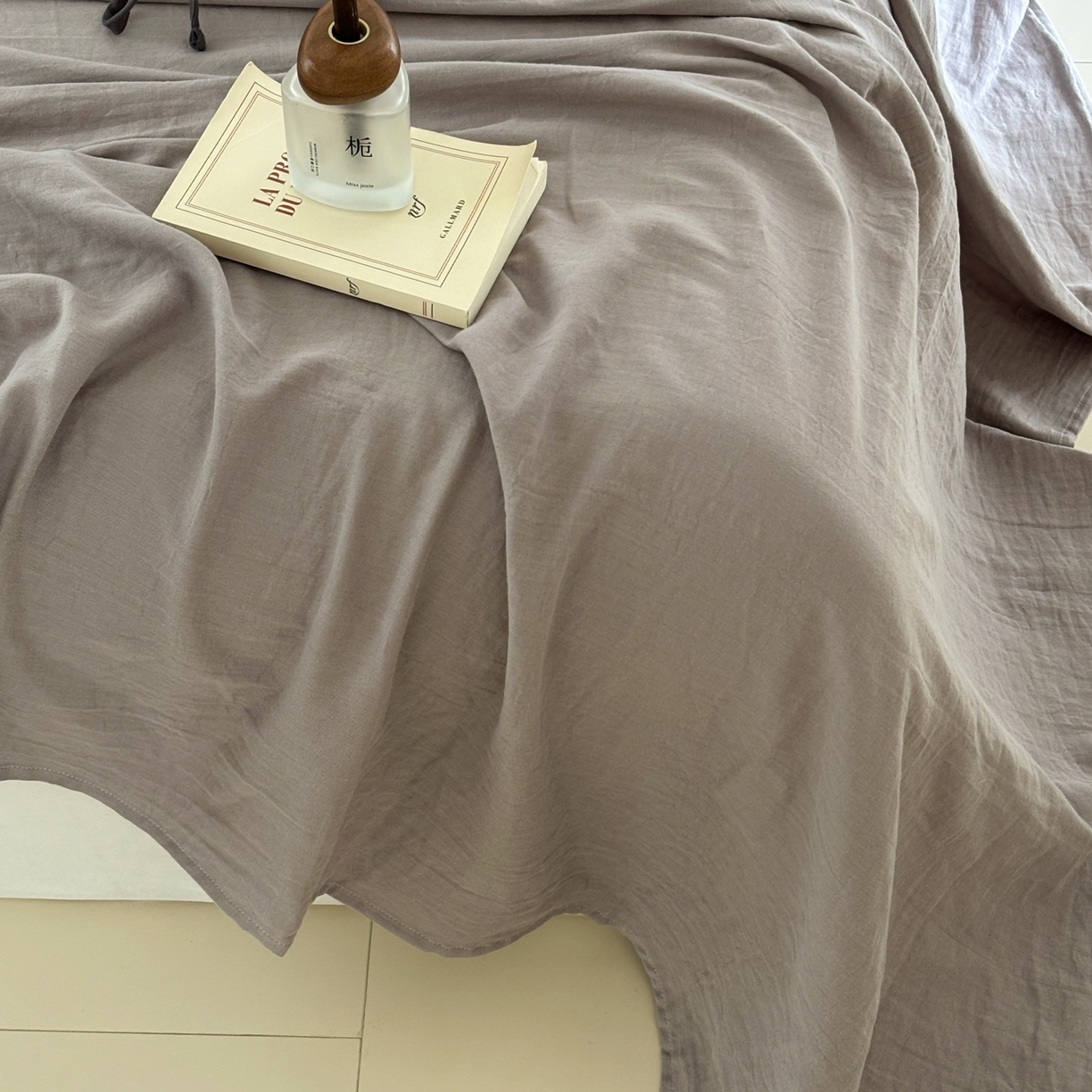 91家纺网 家纺一手货源 找家纺 FORTWO家纺原创设计（FOR TWO家纺） 2025新款40支双层纱撞色包边蝴蝶结款单床单-海盐 海盐-冰川灰