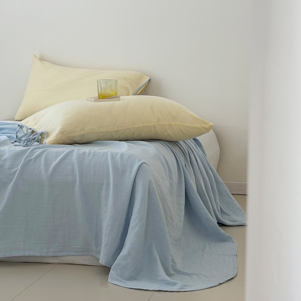 91家纺网 家纺一手货源 找家纺 FORTWO家纺原创设计（FOR TWO家纺） 2025新款40支双层纱撞色包边蝴蝶结款单床单-海盐 海盐-香草蓝