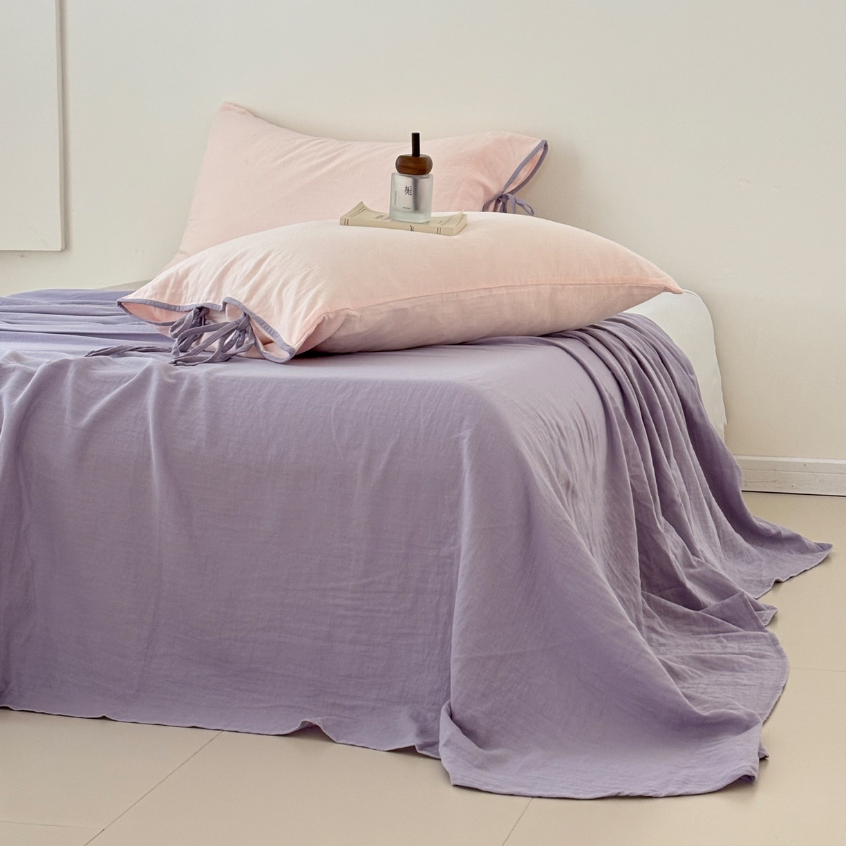 91家纺网 家纺一手货源 找家纺 FORTWO家纺原创设计（FOR TWO家纺） 2025新款40支双层纱撞色包边蝴蝶结款单床单-海盐 海盐-竹桃粉紫