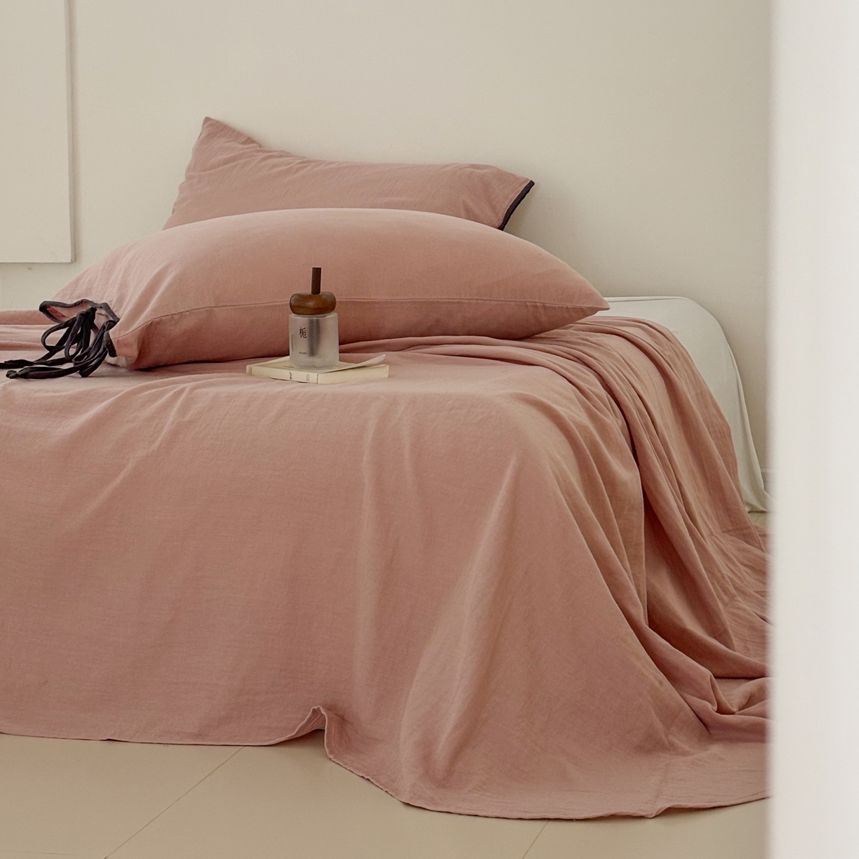 91家纺网 家纺一手货源 找家纺 FORTWO家纺原创设计（FOR TWO家纺） 2025新款40支双层纱撞色包边蝴蝶结款单床单-海盐 海盐-红茶